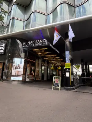 Signalétique hôtel Paris : une nouvelle identité pour l’entrée d’un hôtel 5 étoiles